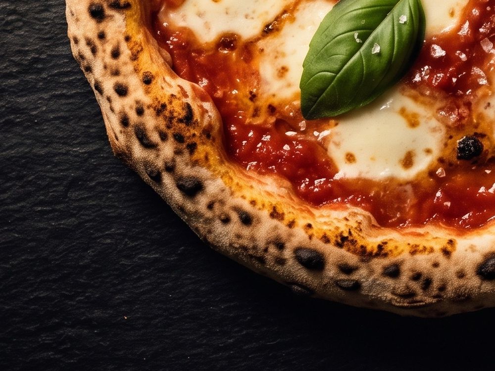 Cornicione leopardato di pizza napoletana